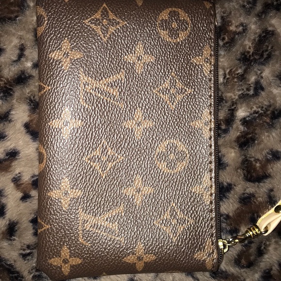 Louis Vuitton - Picture 1 of 1